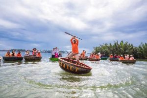Biểu diễn lắc thuyền thúng tại Rừng Dừa Bảy Mẫu Hội An